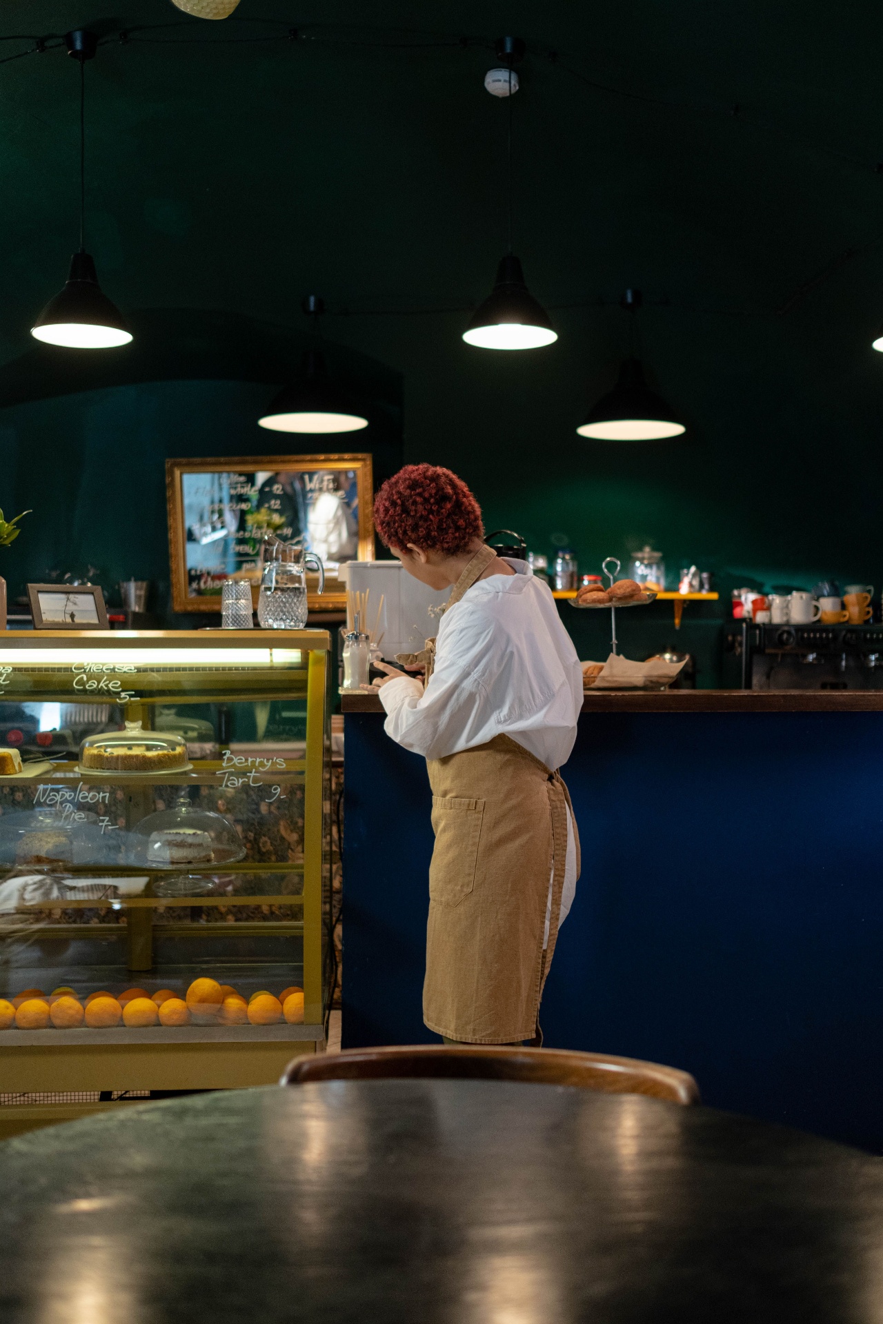 Barista finalizando o atendimento no balcão
